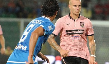 Vorrei presentarmi. Piacere, sono Struna