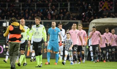 Natale si avvicina “Gila gioca a carte”