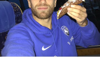 E il Papu Gomez festeggia la vittoria con un...cannolo
