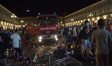 Paura a Torino, crolla una ringhiera: più di mille feriti