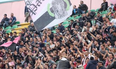 Numerosi tifosi contestano Zamparini a Piazza Verdi - FOTO