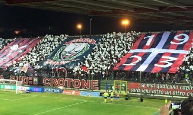 FOTO - Un motorino tra gli spalti di Crotone. Svelato il motivo