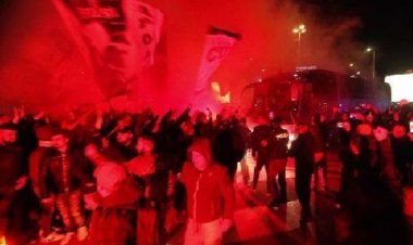 VIDEO/ In migliaia in aeroporto al rientro del Napoli 