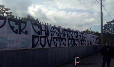 FOTO/ I tifosi del Palermo caricano la squadra