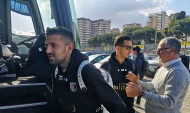VIDEO - I tifosi salutano il Palermo in partenza per Roma