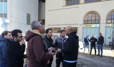 FOTO - I tifosi sostengono il Palermo in partenza per Roma