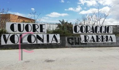FOTO/ «Cuore, impegno, voglia...». Striscioni al Tenente Onorato 