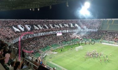 VIDEO/ Squadre in campo, la coreografia della Curva Nord