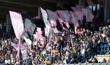 VIDEO/ L'inno del Palermo dai balconi di tifosi e giocatori