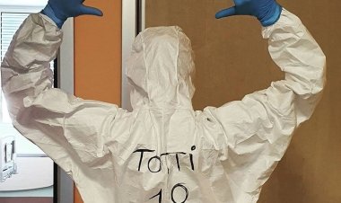 La scritta «Totti 10» sulla tuta. Parla l'infermiera