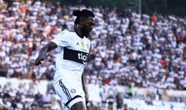 Adebayor: «Niente aiuti, decido io cosa fare con i miei soldi»
