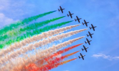 VIDEO - Le frecce tricolori sorvolano Palermo