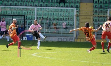 La dura legge del calcio: il Catanzaro beffa un buon Palermo 