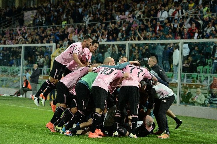 Abbracci, baci e la voce che se ne va