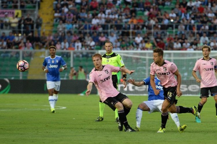 Chi non salta è bianconero. Ma in gradinata quasi nessuno si alza