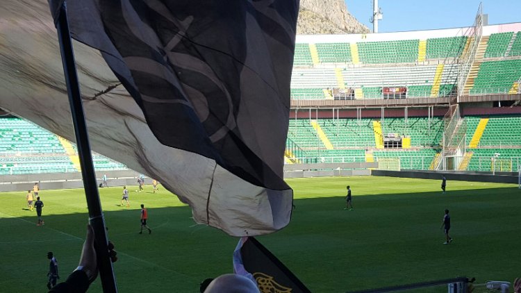 Palermo, in tremila per l'allenamento. Torna Rispoli