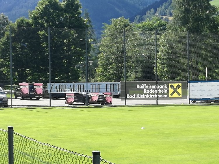 Bad: arrivano i tifosi in protesta 