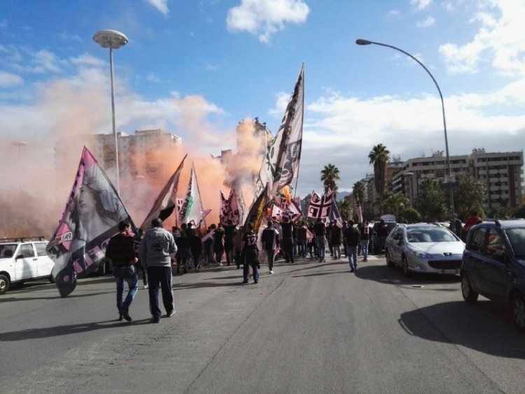 Palermo-Entella, i tifosi manifestano fuori dal Barbera