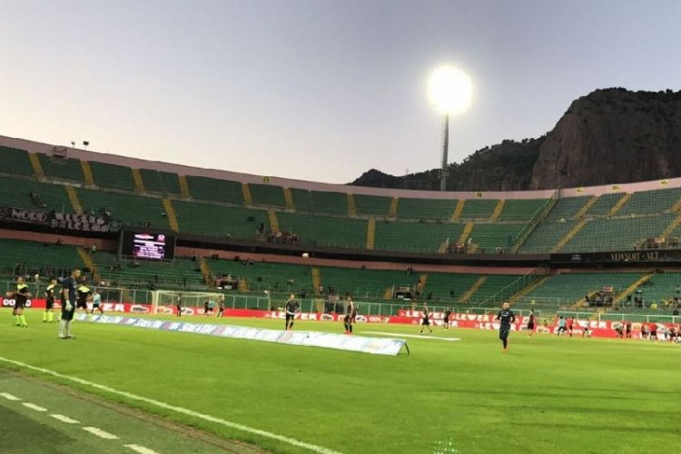 Tifosi che entrano: «Come si fa a non andare allo stadio?»