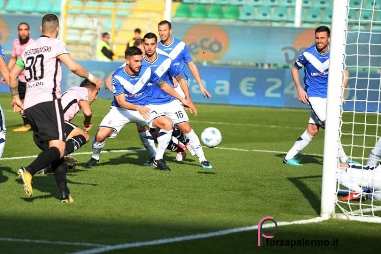 Il Palermo vince 2-0 sul Brescia e consolida il primato
