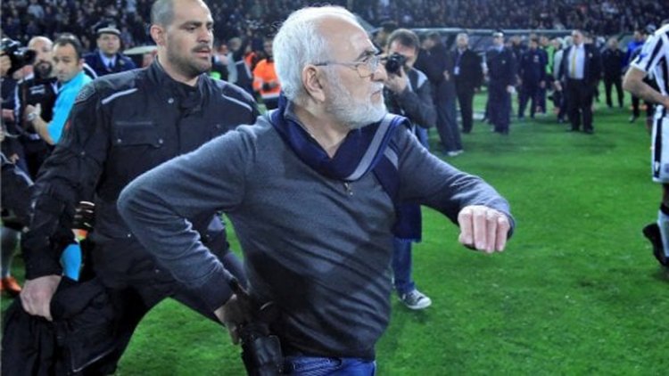 Grecia: sospeso il campionato. Presidente in campo con pistola