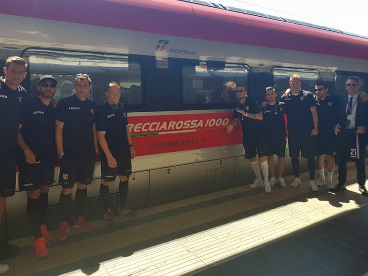 FOTO - Il Palermo in partenza per Venezia