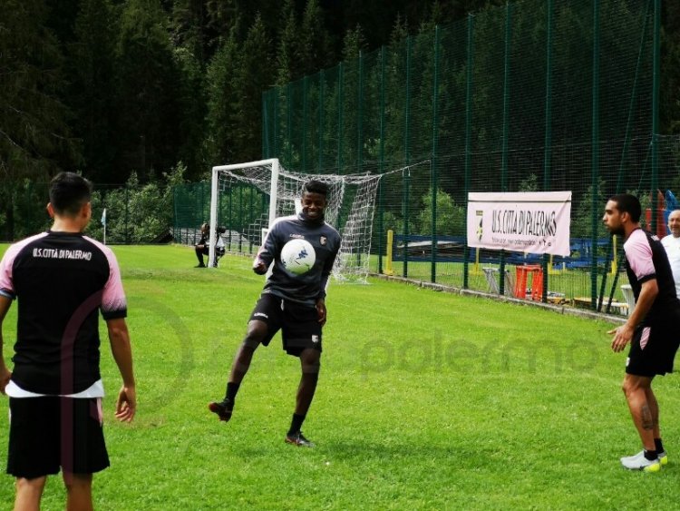FOTO - Seduta di allenamento mattutina per i rosa