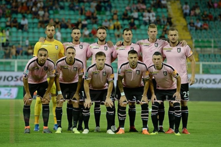 Palermo-Pescara: minuto di silenzio e rosa con lutto al braccio 