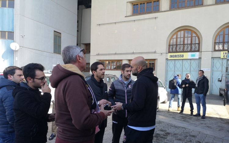 FOTO - I tifosi sostengono il Palermo in partenza per Roma