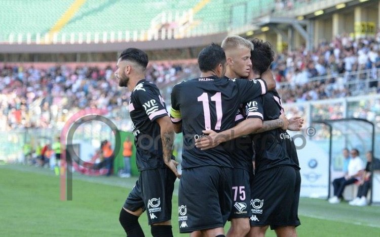 Palermo, la squadra trascina un Barbera in festa