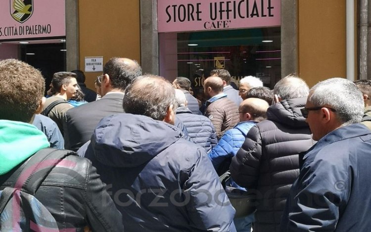 Vendita maglie Palermo. La ricostruzione dello Store