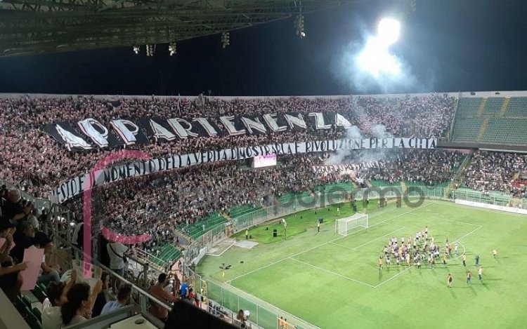 Il Palermo continua a vincere, il messaggio della Curva Nord 12