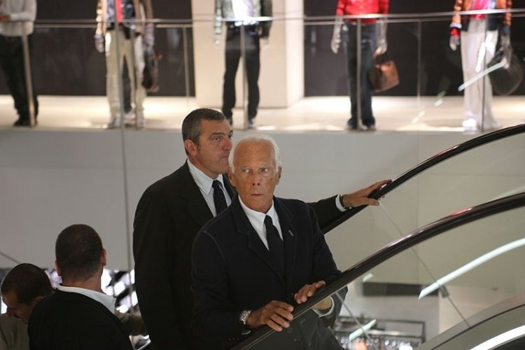 Coronavirus, il gesto di Armani