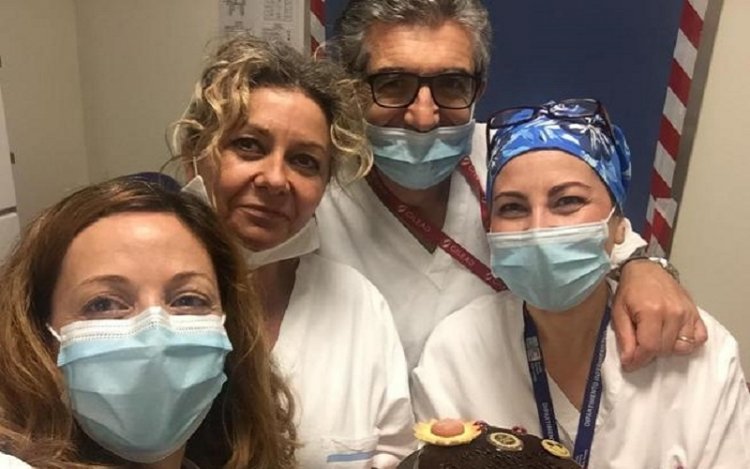 Il biglietto all'infermiera: «Grazie per il Covid che ci porti»