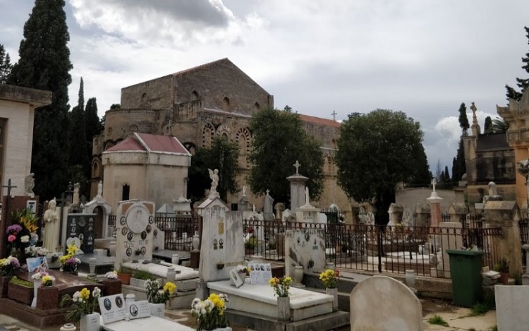 Fase 2, flop prenotazioni al cimitero. Forzato l'ingresso