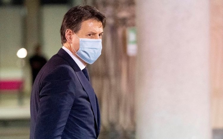 Conte: «Non è ancora il momento di party e assembramenti»