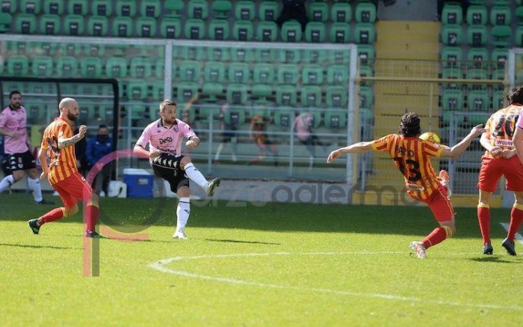 La dura legge del calcio: il Catanzaro beffa un buon Palermo 