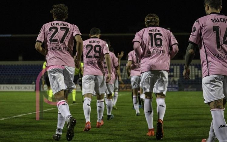 REPUBBLICA - Il Palermo si butta via 