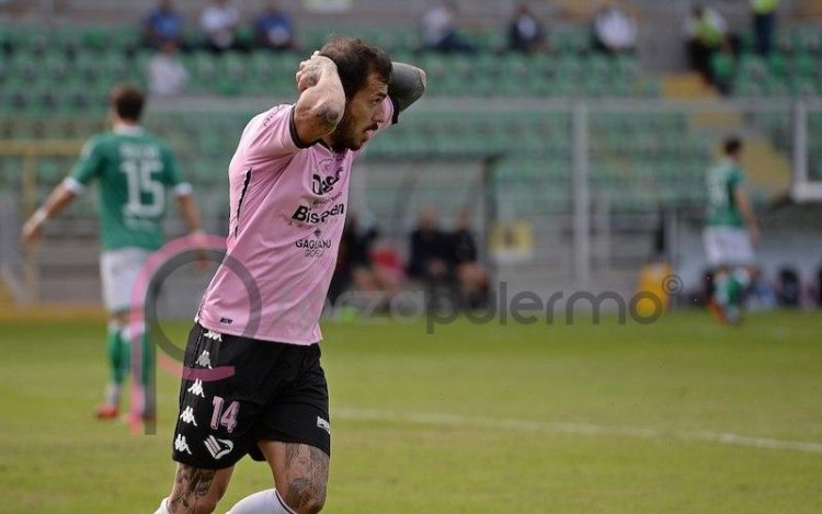Palermo, scatta l'allarme rosso: tre espulsi in tre partite