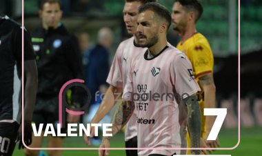 Palermo - Catanzaro 1-2, le pagelle. Titolari da incubo, ottimo Valente