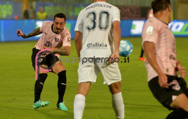 Palermo, si torna al 4-3-3. Ma serve il supporto degli esterni