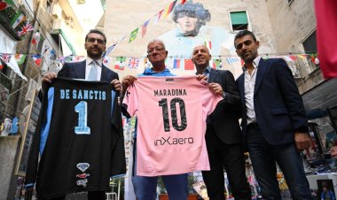 Napoli - Palermo: i ds De Sanctis e Migliaccio in visita al murale di Maradona