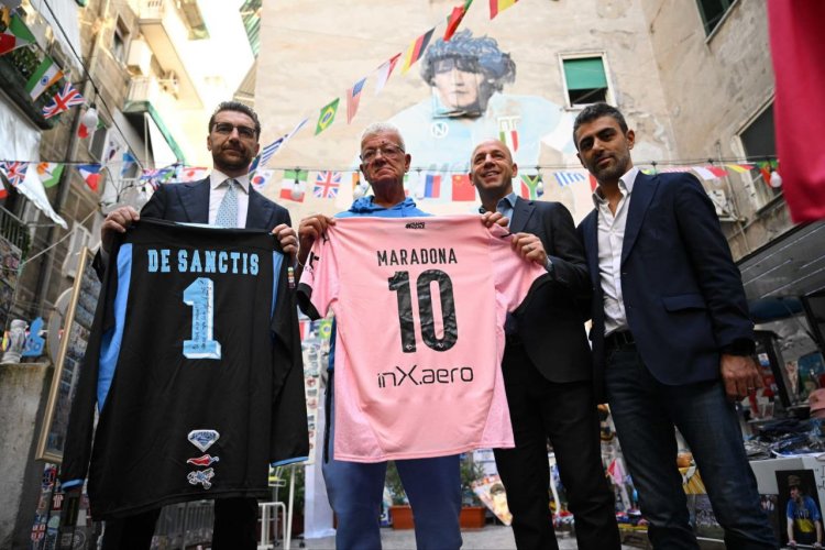 Napoli - Palermo: i ds De Sanctis e Migliaccio in visita al murale di Maradona