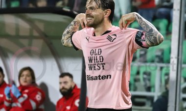 E Brunori stavolta parla subito. Aggressività e voglia: sembra già un'altra musica